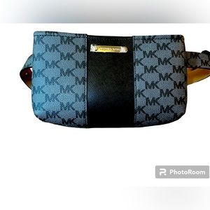 NWT MICHAEL KORS BELT BAG/ FANNY PACK. SIZE S/ M COLOR IS DARK GRAY & BLACK
